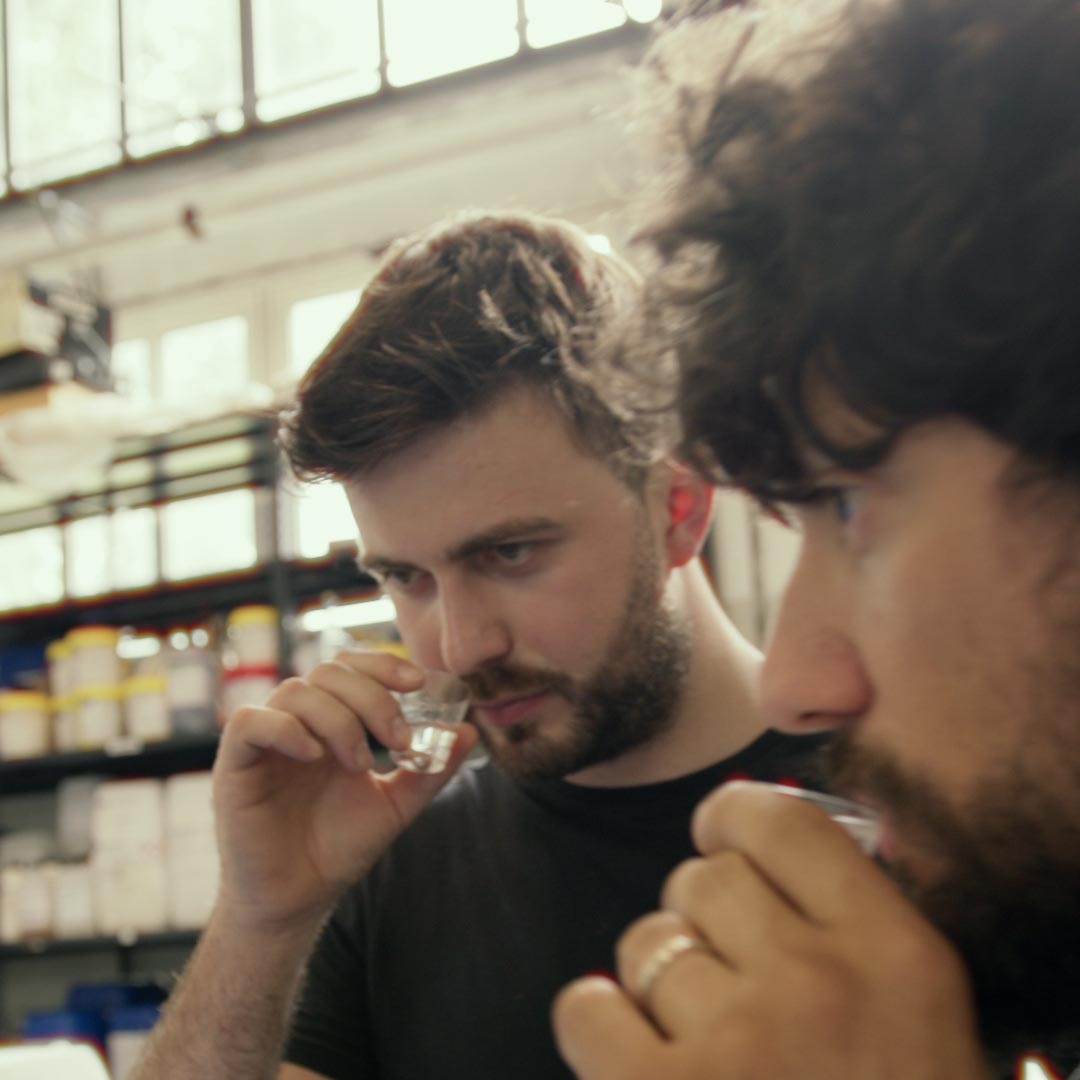 Come degustare un gin artigianale: guida breve