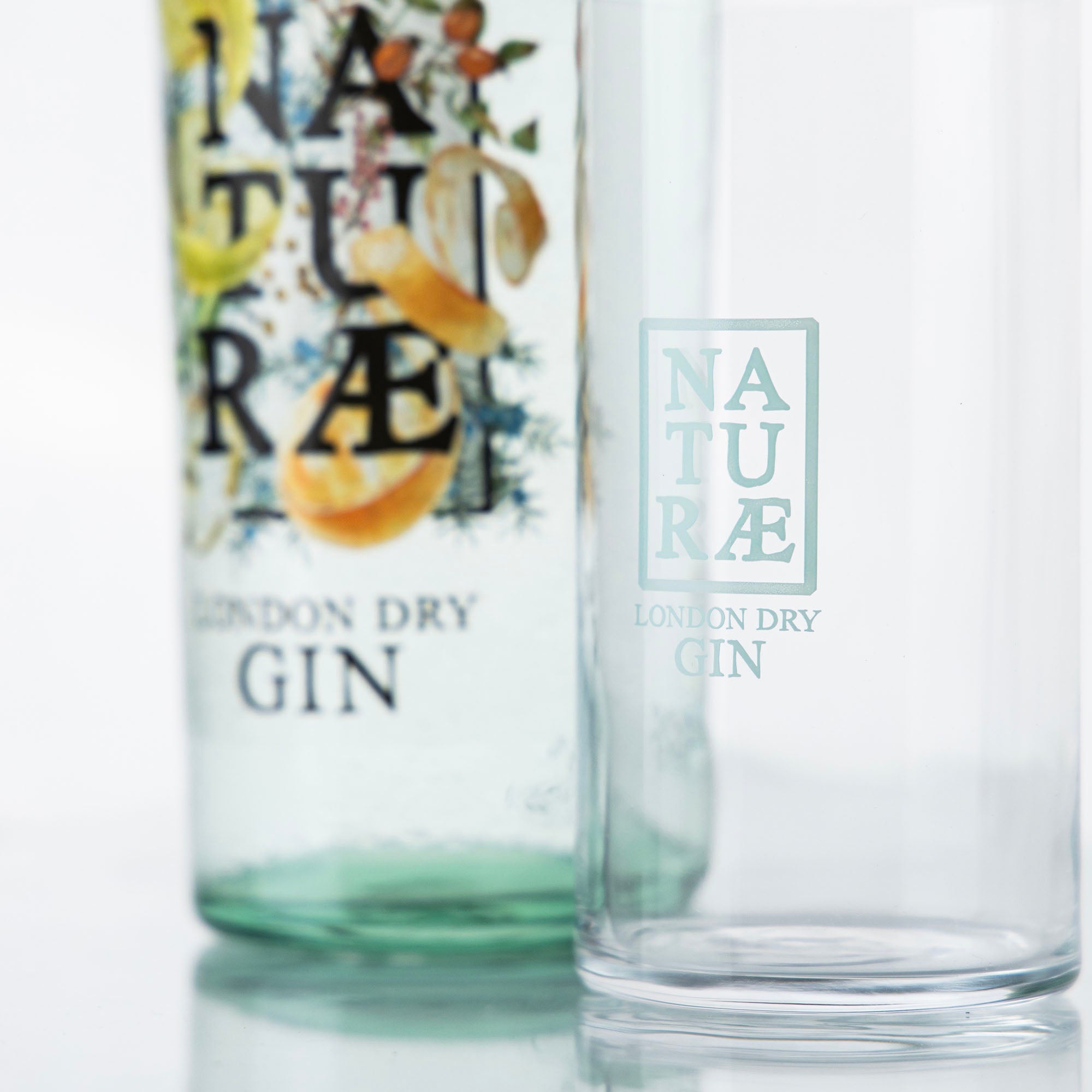 Bicchiere Naturae Spirits con logo su tumbler alto, accessorio essenziale per servire gin tonic e drink made in Italy.