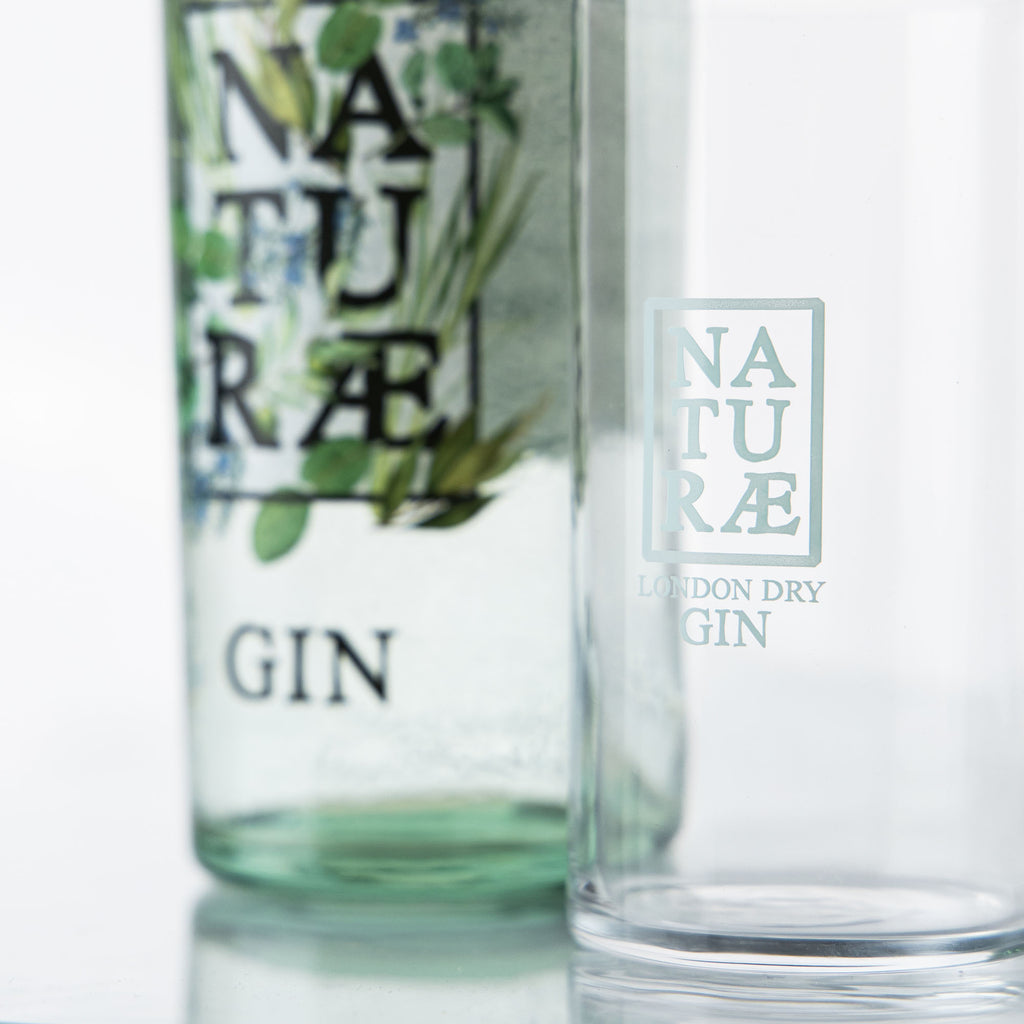 Bicchiere Naturae Spirits con logo su tumbler alto, accessorio essenziale per servire gin tonic e drink made in Italy.