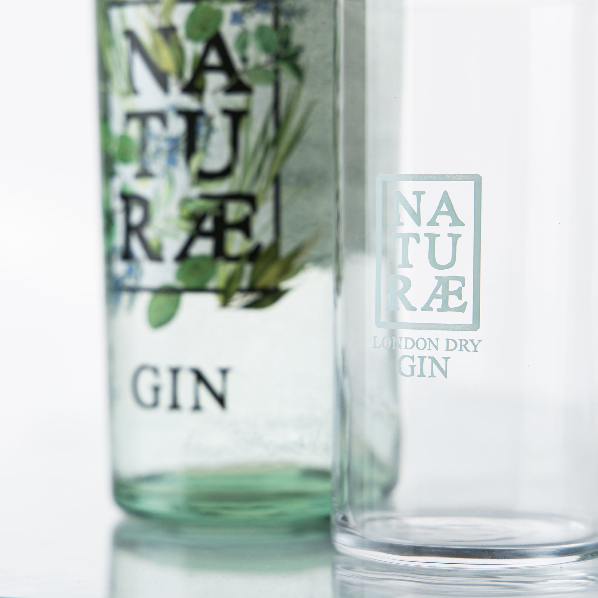 Bicchiere Naturae Spirits con logo su tumbler alto, accessorio essenziale per servire gin tonic e drink made in Italy.