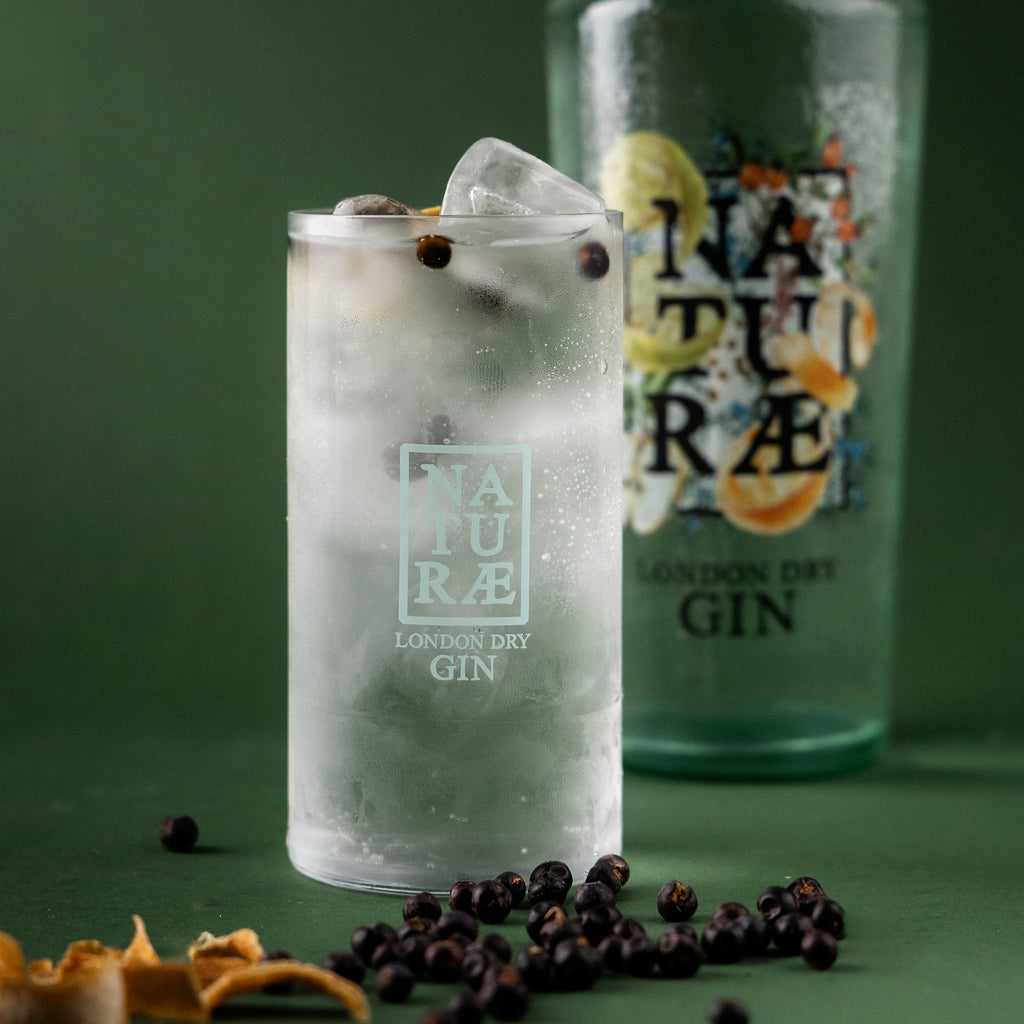 Bicchiere tumbler alto Naturae Spirits realizzato in vetro resistente con logo elegante, perfetto per drink e mixology naturale.