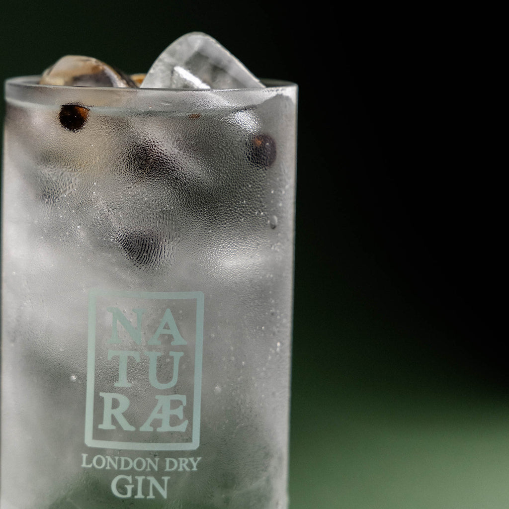 Bicchiere Naturae Spirits in vetro trasparente con logo serigrafato, design raffinato per degustazioni e cocktail premium.