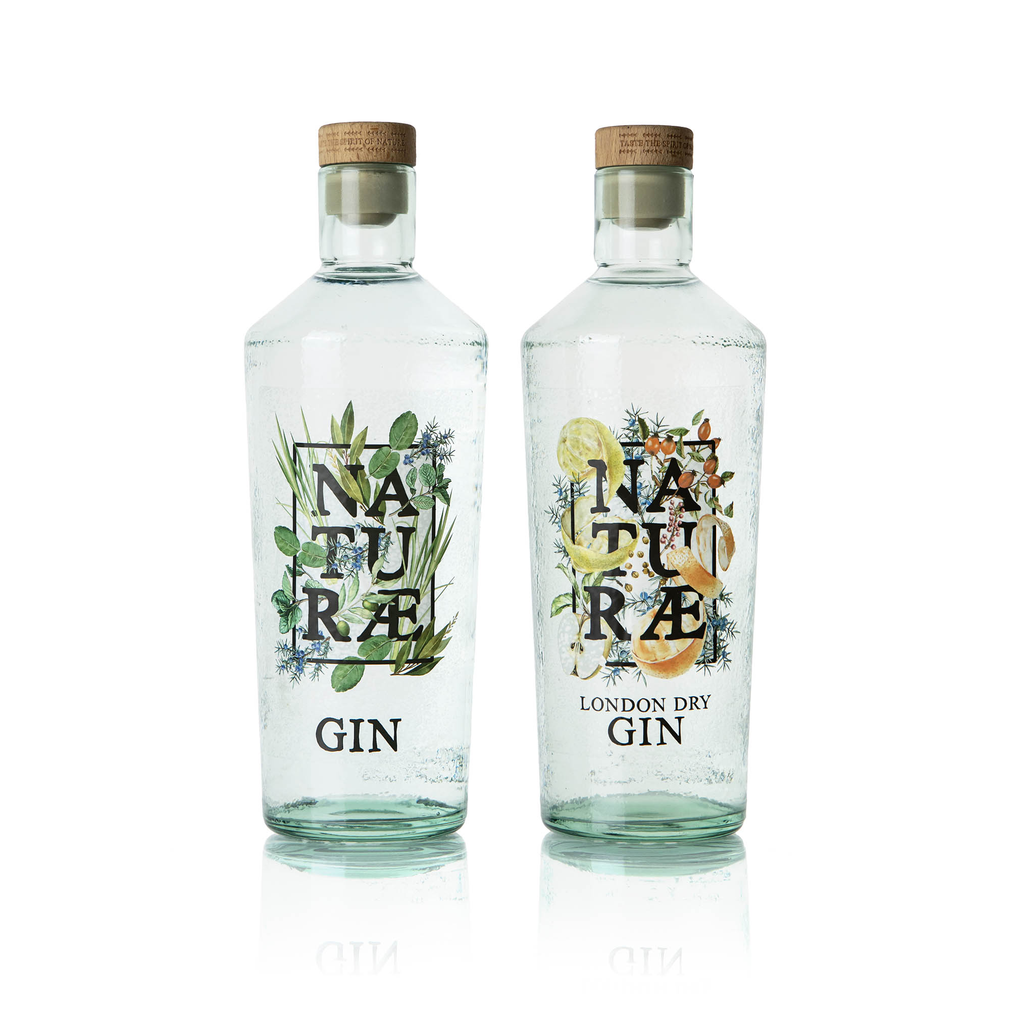 Bottiglie di Naturae Gin Fructetum e Herbarium, gin artigianali made in Italy firmati Naturae Spirits, con botaniche agrumate e balsamiche.
