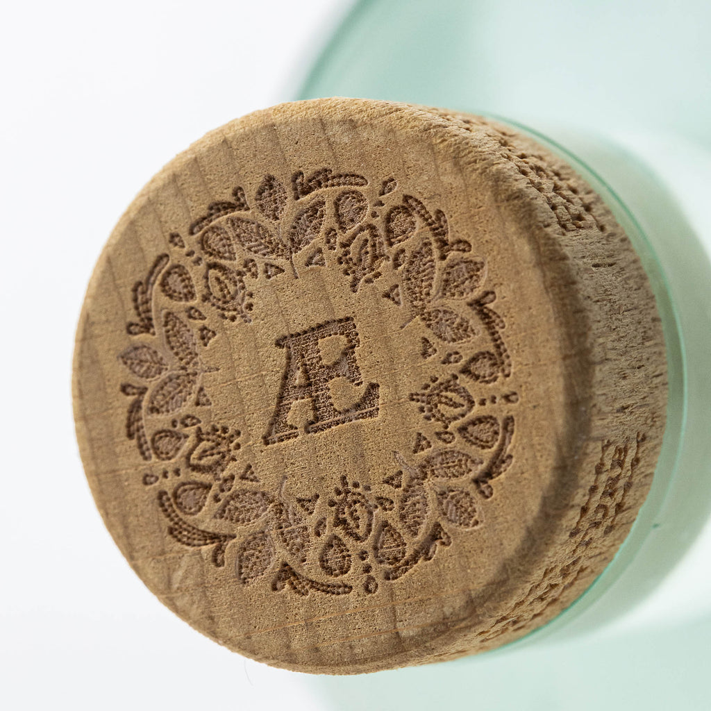 Bottiglia di Naturae Gin Herbarium, distilled gin artigianale con ginepro, menta, lemongrass e foglie d’ulivo, made in Italy. Dettaglio Tappo Legno 