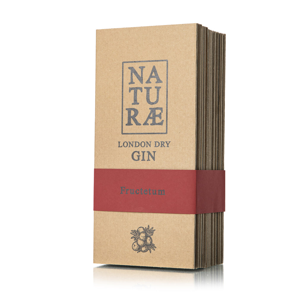 Bottiglia di Naturae Gin Fructetum con confezione regalo ecologica in cartone plastic free, London Dry Gin agrumato e speziato.