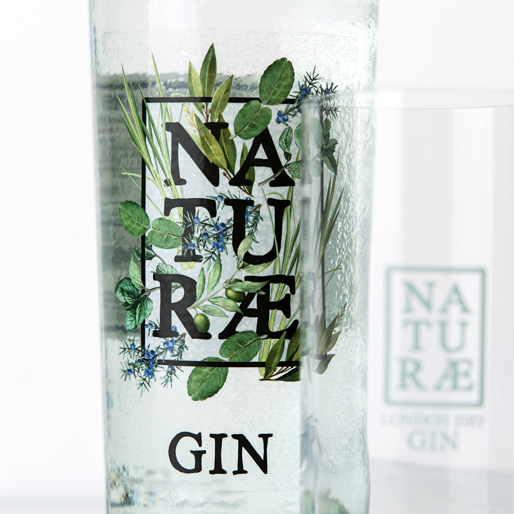 Bottiglia di Naturae Gin Herbarium, distilled gin artigianale con ginepro, menta, lemongrass e foglie d’ulivo, made in Italy. Dettaglio Bottiglia e Bicchiere 