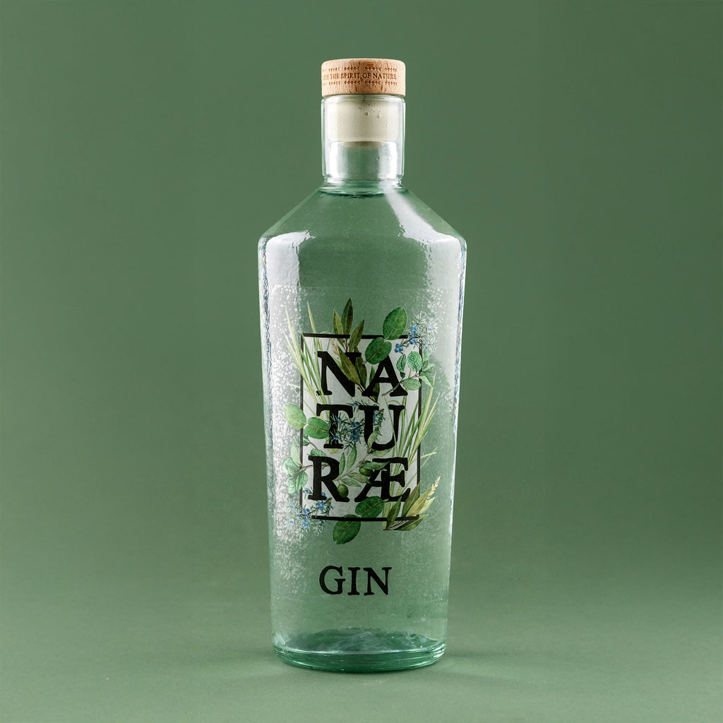 Bottiglia di Naturae Gin Herbarium, distilled gin artigianale con ginepro, menta, lemongrass e foglie d’ulivo, made in Italy. 41° Vol.