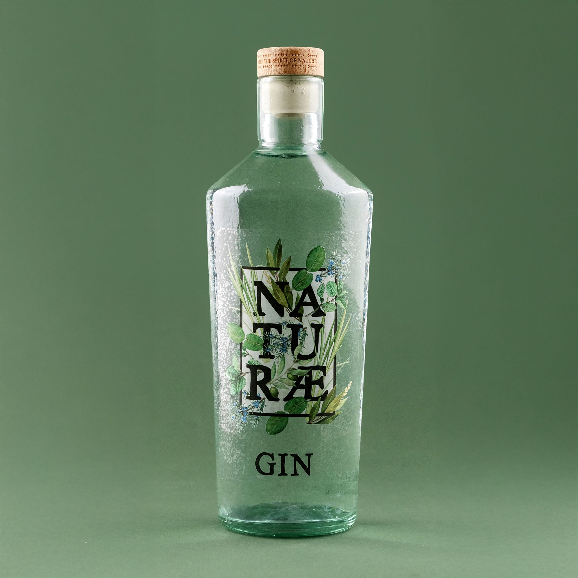 Bottiglia di Naturae Gin Herbarium, distilled gin artigianale con ginepro, menta, lemongrass e foglie d’ulivo, made in Italy. 41° Vol.